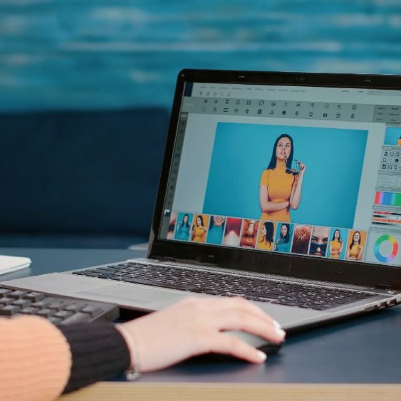 photography-student-editing-picture-on-retouching--RAALQJ4